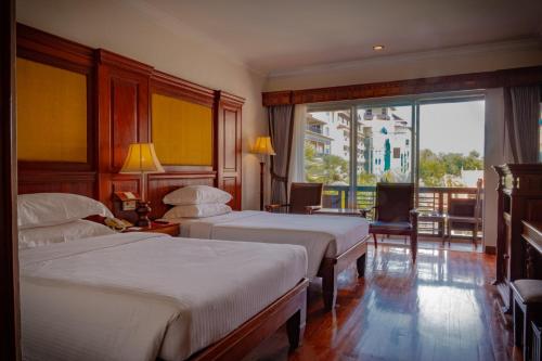 Postel nebo postele na pokoji v ubytování Empress Angkor Resort & Spa