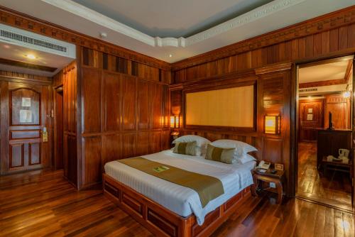 Postel nebo postele na pokoji v ubytování Empress Angkor Resort & Spa