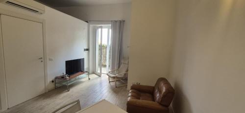 Una sala de estar con un sofá y un televisor. en Casa di Miriam, en Il Prato