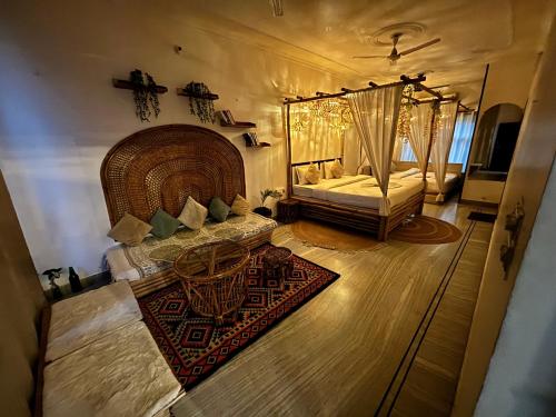 - Vistas aéreas a un dormitorio con cama y mesa en Ganga view by Bella Boho, en Rishīkesh