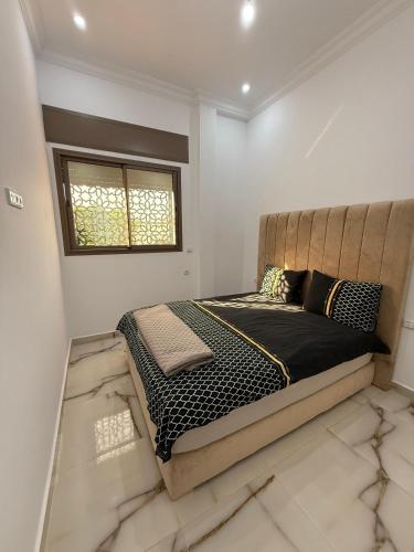 a bedroom with a large bed in a room at TOP Nour D'asilah in Asilah