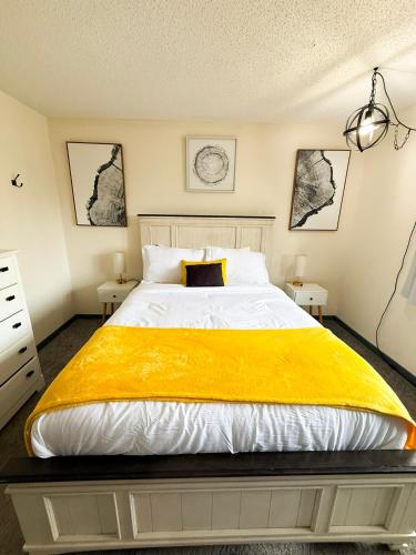 Una cama o camas en una habitación de Lazy Waves-private 2 Bd2ba Wpool Access-sleeps 6