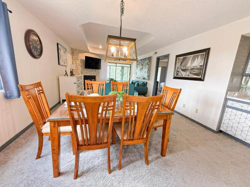 Una televisión o centro de entretenimiento en Lazy Waves-private 2 Bd2ba Wpool Access-sleeps 6