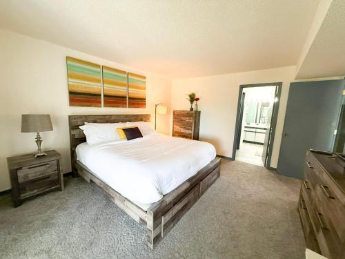 Una cama o camas en una habitación de Lazy Waves-private 2 Bd2ba Wpool Access-sleeps 6