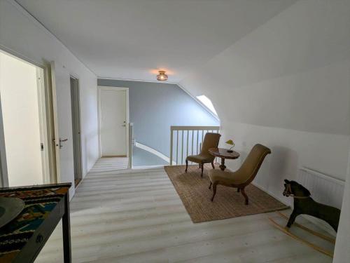 a living room with a dog and a table and chairs at OGO780-Mjoelby-Norrby-Naesloesegard-1 in Mjölby