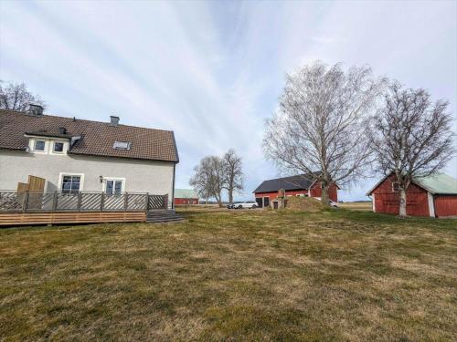 a house on a grassy field with a barn at OGO780-Mjoelby-Norrby-Naesloesegard-1 in Mjölby