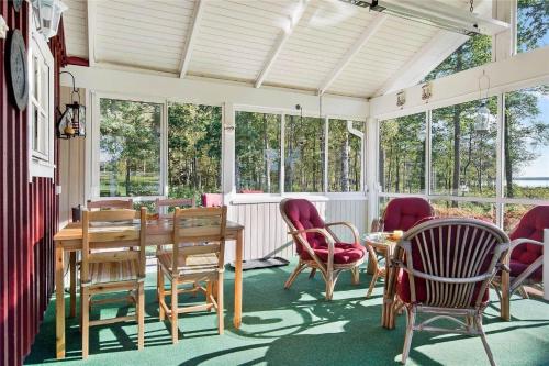 a screened in porch with a table and chairs at KRO273-Bolmsoe-Tjust-Lund in Bolmstad