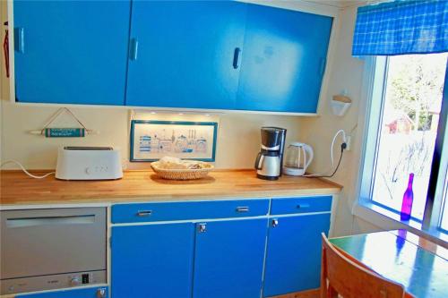Una cocina o zona de cocina en KRO468-Saevsjoestroem-Saevsjoe-Herrafaellan