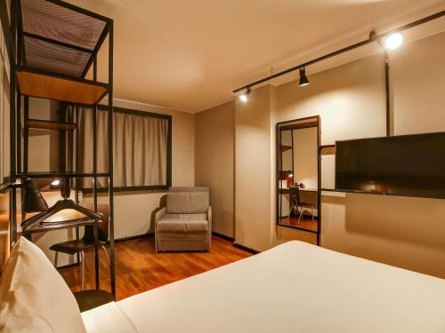 a hotel room with a bunk bed and a chair at ibis Copacabana Posto 2 in Rio de Janeiro