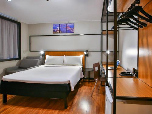 a hotel room with a bed and a desk at ibis Copacabana Posto 2 in Rio de Janeiro