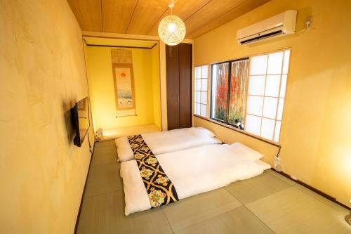 a room with two beds and a window at スカイツリーコテージ in Tokyo