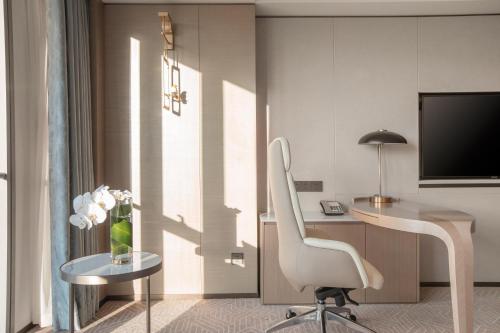 TV a/nebo společenská místnost v ubytování InterContinental Beijing Beichen by IHG l Walking Distance to Bird's Nest & Water Cube & Metro Station l Interconnected with China National Convention Center l Award-winning Club Lounge with Mixologist l Direct Metro Line to Wangfujing