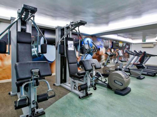 a gym with several exercise equipment in a room at Novotel RJ Santos Dumont in Rio de Janeiro