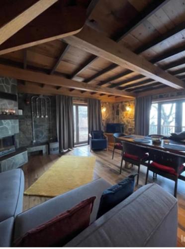 a living room with a couch and a table at Çalıkuşu Dağ Evi in Bursa