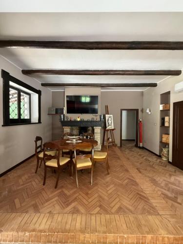 a living room with a wooden table and chairs at Casale Corneli in Silvi Paese