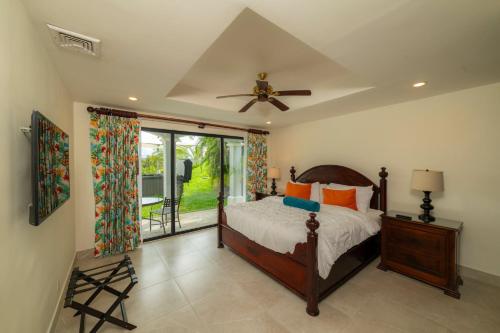 Katil atau katil-katil dalam bilik di Casa Patron 6 bdrs pool in Los Suenos