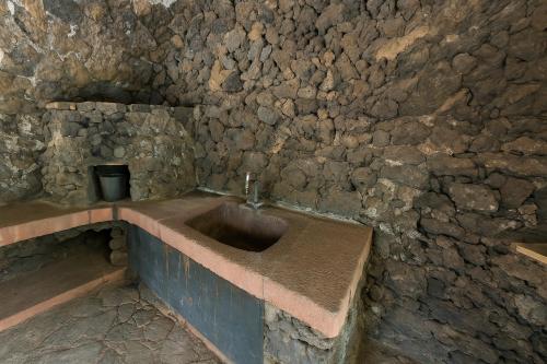 Las PuntasにあるMiniLoft La Ballena AC, Vistas y Parkingの石造りのバスルーム(石壁の洗面台付)