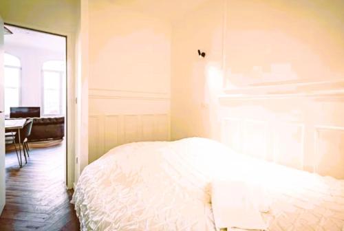 Ένα ή περισσότερα κρεβάτια σε δωμάτιο στο Bogota - Charme central à Reims - 6P