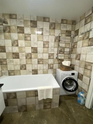 Ένα μπάνιο στο Cappuccino Apartment in new building