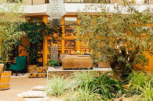 a garden with a couch in the middle of a building at Hotel Rabenstein in Raben Steinfeld