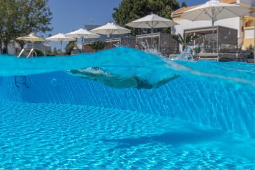 La alberca dentro o cerca de Neptune Luxury Resort