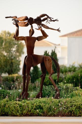 Un jardín fuera de Neptune Luxury Resort