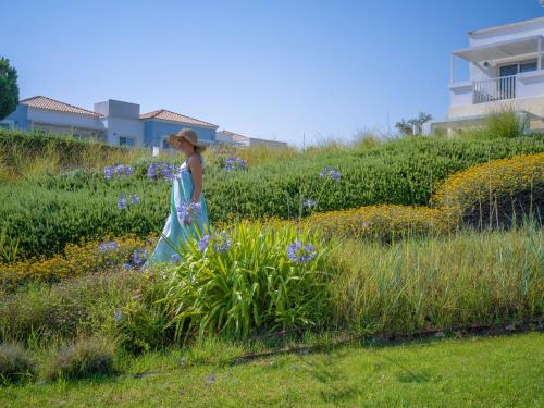Un jardín fuera de Neptune Luxury Resort