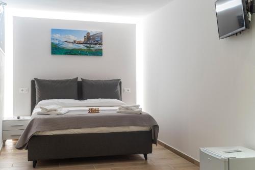 a bedroom with a bed and a flat screen tv at Brezza marina in Santa Maria di Castellabate