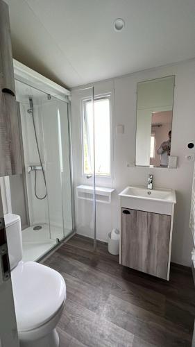 Ένα μπάνιο στο 404 mobil-home 3 chambres 2 sdb bassin d'Arcachon