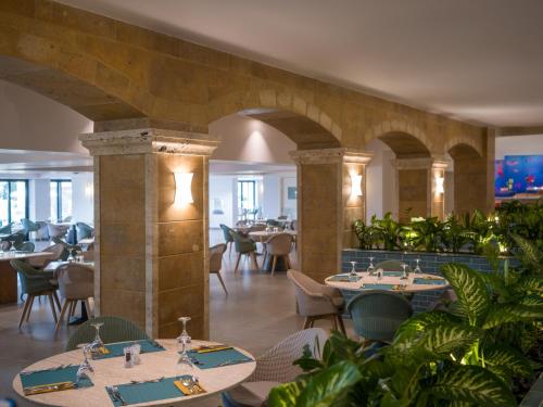 Un restaurante u otro lugar para comer en Neptune Luxury Resort