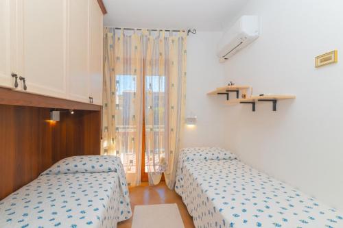 a room with two beds and a window at La Casa in Gallura primo piano in Calangianus