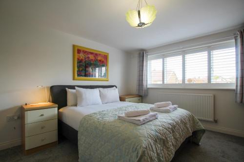 Postel nebo postele na pokoji v ubytování Spacious 4-Bed Home with Parking in Ness Village by Rework Accommodation