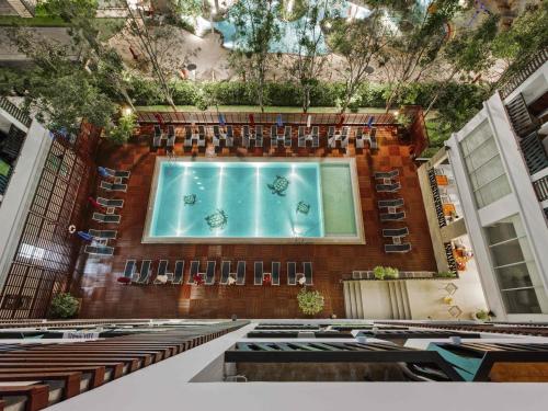 una grande piscina coperta in un edificio con sedie di Ibis Pattaya a Centro di Pattaya