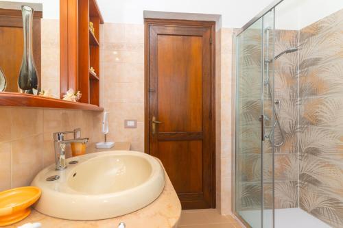 a bathroom with a sink and a shower at La Casa in Gallura primo piano in Calangianus