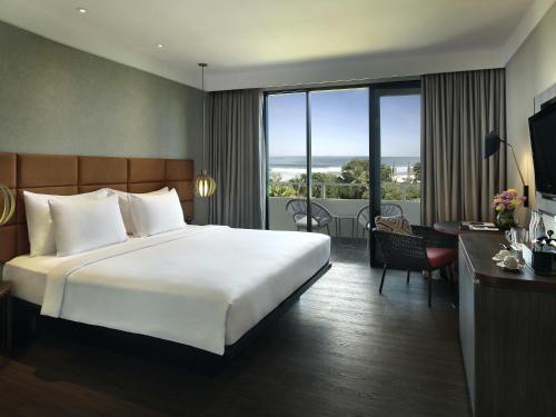 Postel nebo postele na pokoji v ubytování Pullman Bali Legian Beach