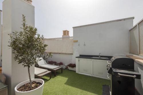Φωτογραφία από το άλμπουμ του 3BR Buddha Penthouse - Solarium & Pool σε Sardina