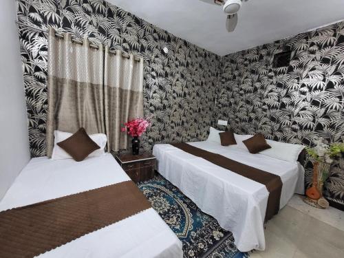 Postel nebo postele na pokoji v ubytování Suraj Village Resort