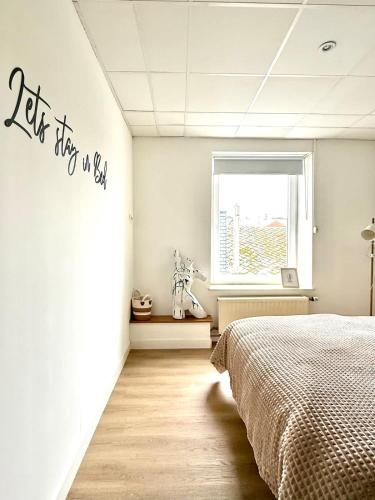 a bedroom with a bed and a window at Spacious duplex in the center of Bastogne Onikos rooms in Bastogne
