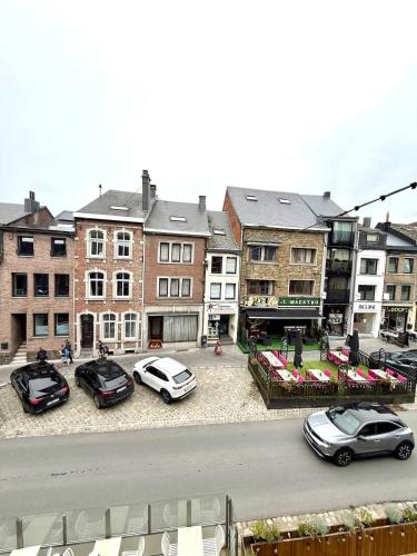 a group of cars parked in a parking lot at Spacious duplex in the center of Bastogne Onikos rooms in Bastogne