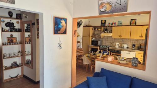 Una cocina y una sala de estar con un sofá azul. en Romantic Escapade, en Flic en Flac