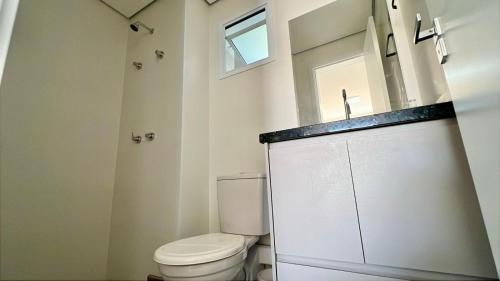 バウルにあるGarden Higienopolisのトイレと洗面台付きのバスルーム