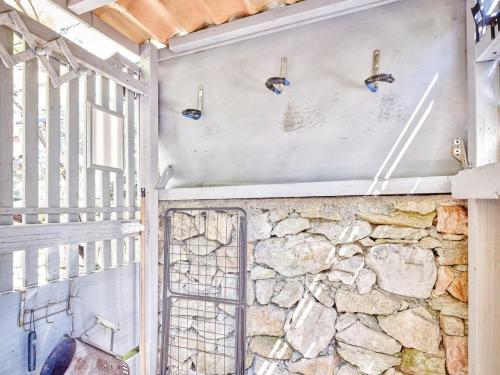 une pièce avec un mur de pierre avec des oiseaux sur le mur dans l'établissement Bright Finalborgo Apartment, à Finale Ligure