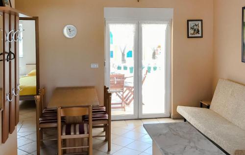 Χώρος καθιστικού στο Nice Apartment In Vir With Wifi