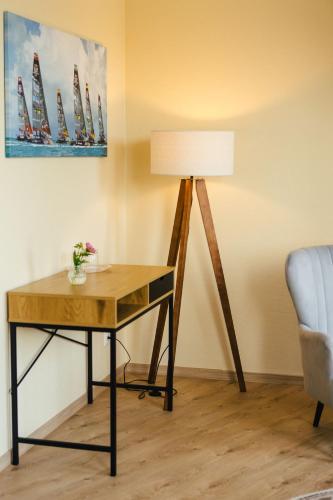 a desk with a lamp and a chair in a room at Hotel Rabenstein in Raben Steinfeld