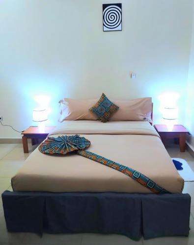 Una cama o camas en una habitación de Shaste City Hotel