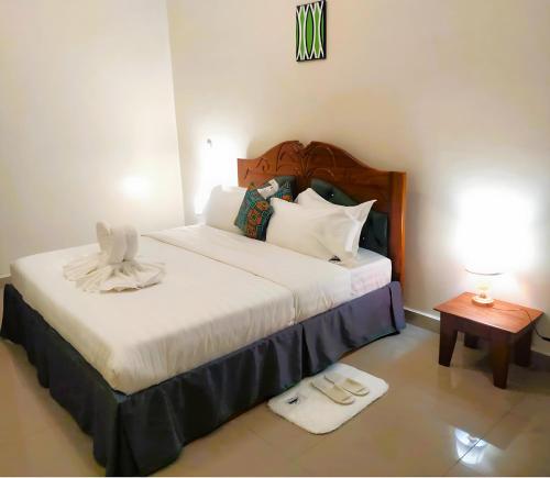Una cama o camas en una habitación de Shaste City Hotel