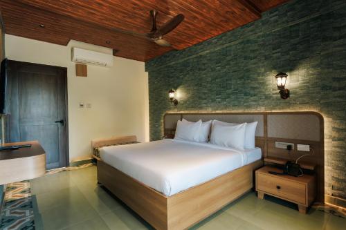 Postel nebo postele na pokoji v ubytování Manthan Beach Resort, Kapu
