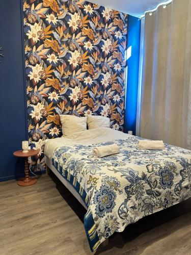 Un pat sau paturi într-o cameră la Craft Home - Le tapissier - Balneo - Parking privé