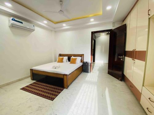 Ένα ή περισσότερα κρεβάτια σε δωμάτιο στο Olive Serviced Apartments - Central Delhi