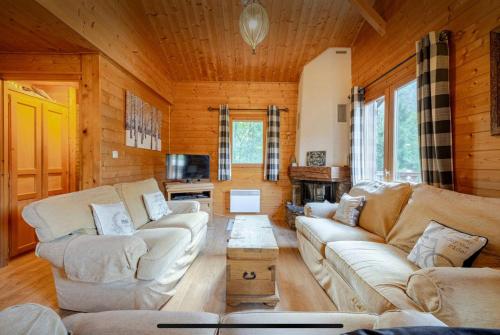 - un salon avec des canapés blancs et une cheminée dans l'établissement Chalet Chocolat Chatel, à Châtel
